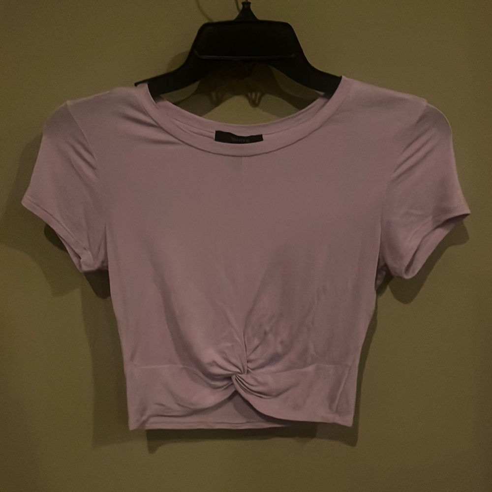 Forever 21 Lavender Short Sleeve Crop Top with Twist at Hem. Size S.